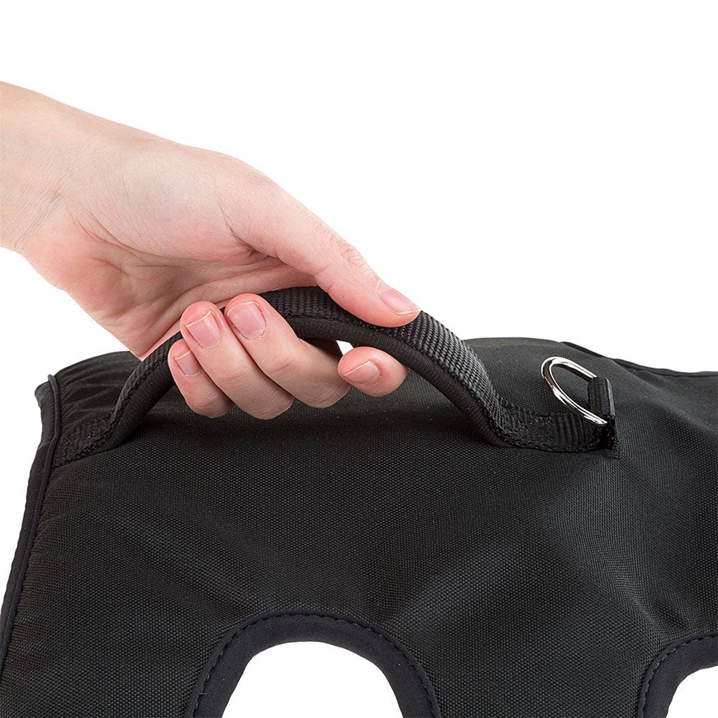 Dubbelklikken om te vergroten Eén hand houdt de zwarte handgreep van het Ergotrekking XS hondentuig in zwart vast - voorzien van padding en een metalen ring voor het bevestigen van de riem.