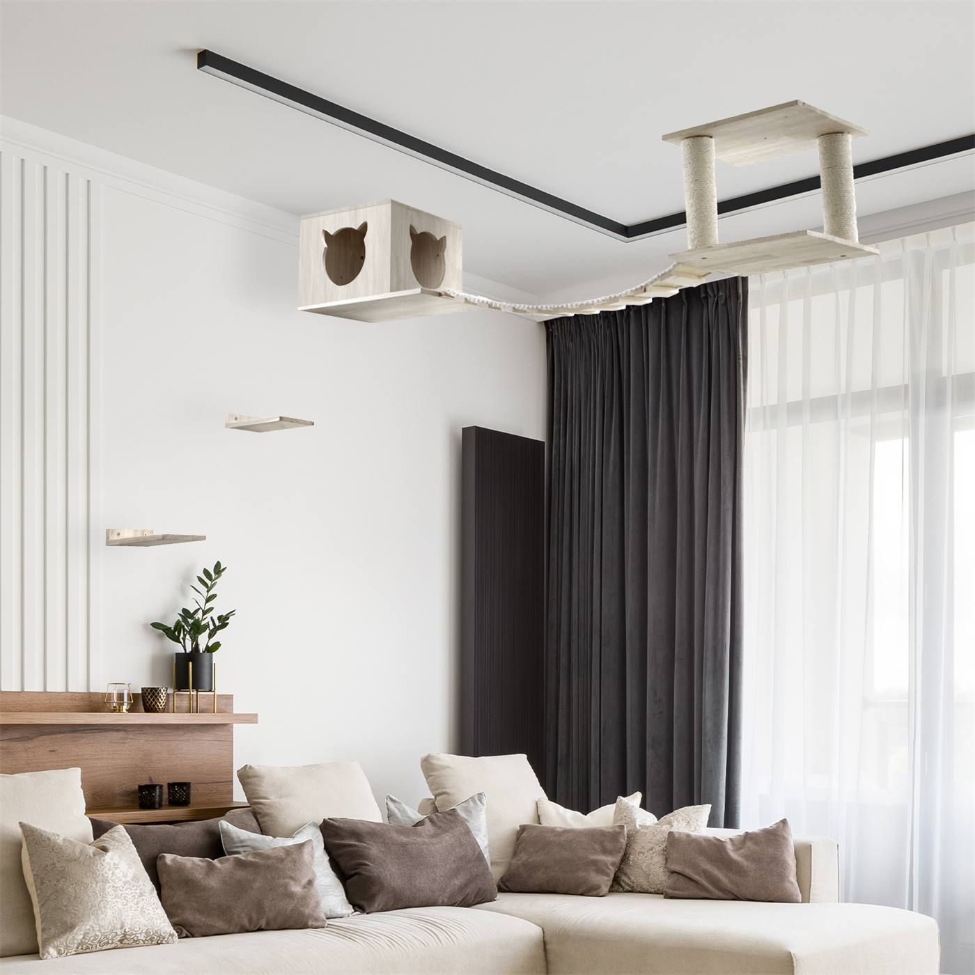 Dubbelklikken om te vergroten Een moderne woonkamer met een beige bank en de massief houten kattenspeeltuin, een naturel/witte kattenspeeltuin van massief hout voor plafond- en wandmontage.
