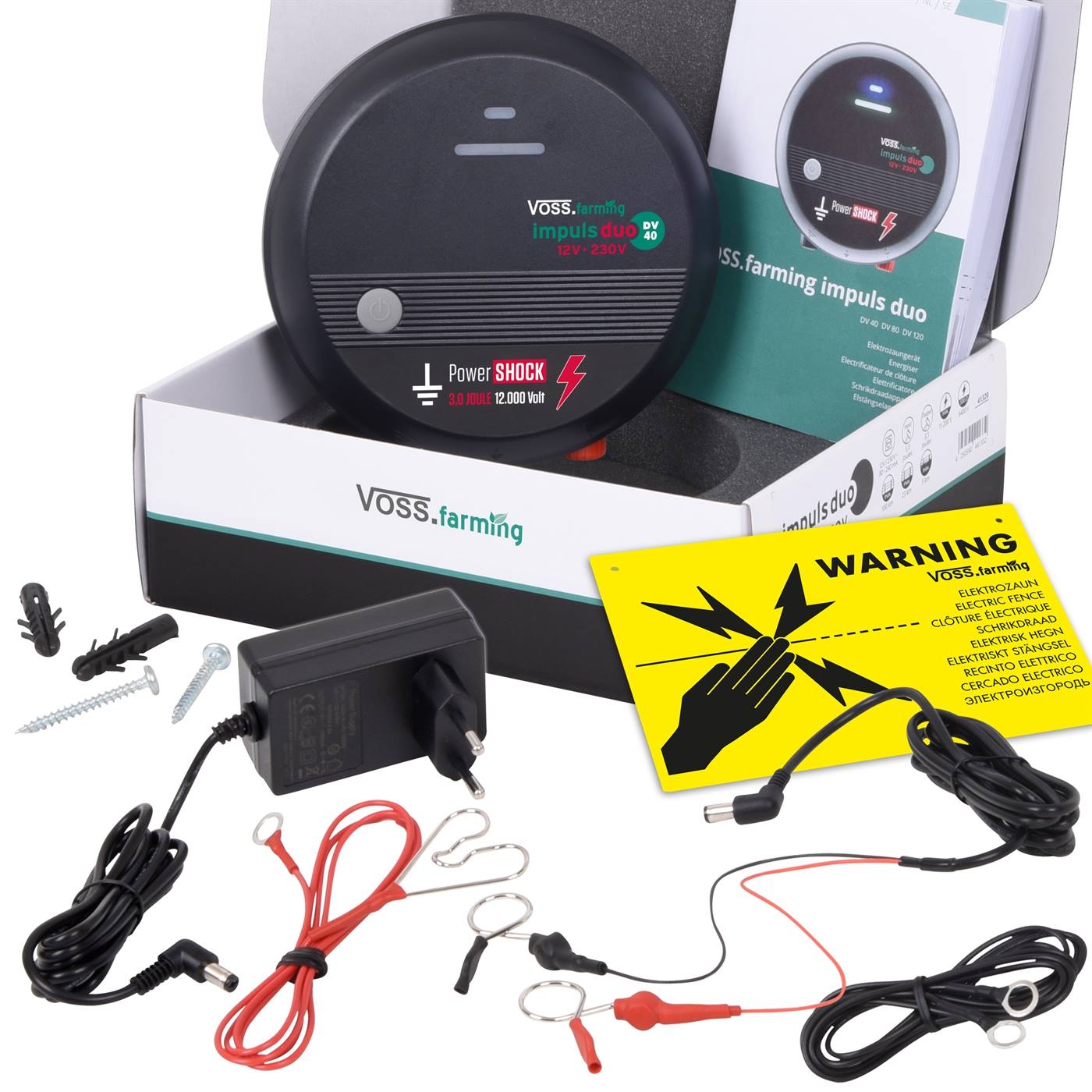 De set schrikdraadapparaten VOSS.farming "impuls duo DV40" 12V-230V is hier afgebeeld met de productverpakking en alle onderdelen die bij de levering inbegrepen zijn: Elektrisch afrasteringsapparaat, netadapter, accu-aansluitkabel, aard- en afrasteringsaansluitkabel, internationaal waarschuwingsbord, gebruiksaanwijzing en twee schroeven met pluggen - alles in één doos.