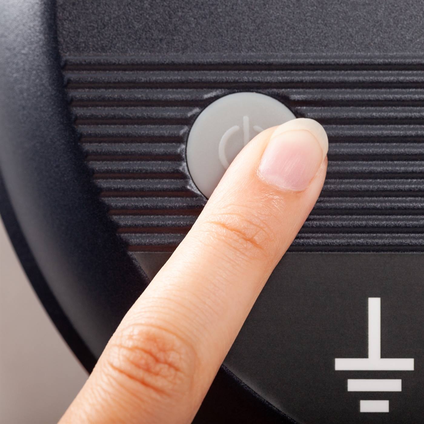 Rond zwart "VOSS.farming impuls duo DV40" schrikdraadapparaat van VOSS.farming voor 12V/230V, met indicatielampje.