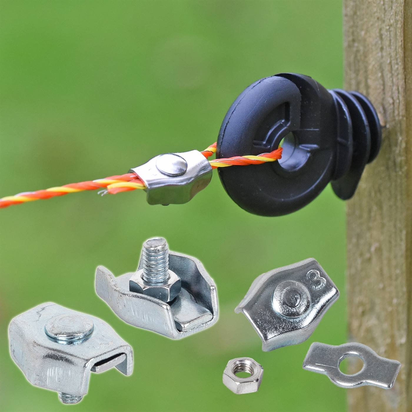 Hier wordt de oranje-gele wilgentenen draad door een ringisolator geleid en vastgemaakt met een verbindingsstuk - het begin van de afrastering is te zien.