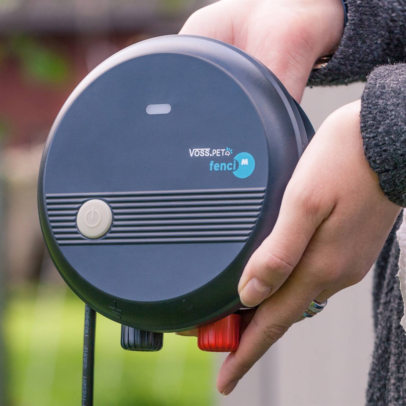 Close-up van handen die de afrastering vasthouden uit de set "De betaalbare hondenomheining - eenvoudig - betaalbaar - effectief" van VOSS.PET.