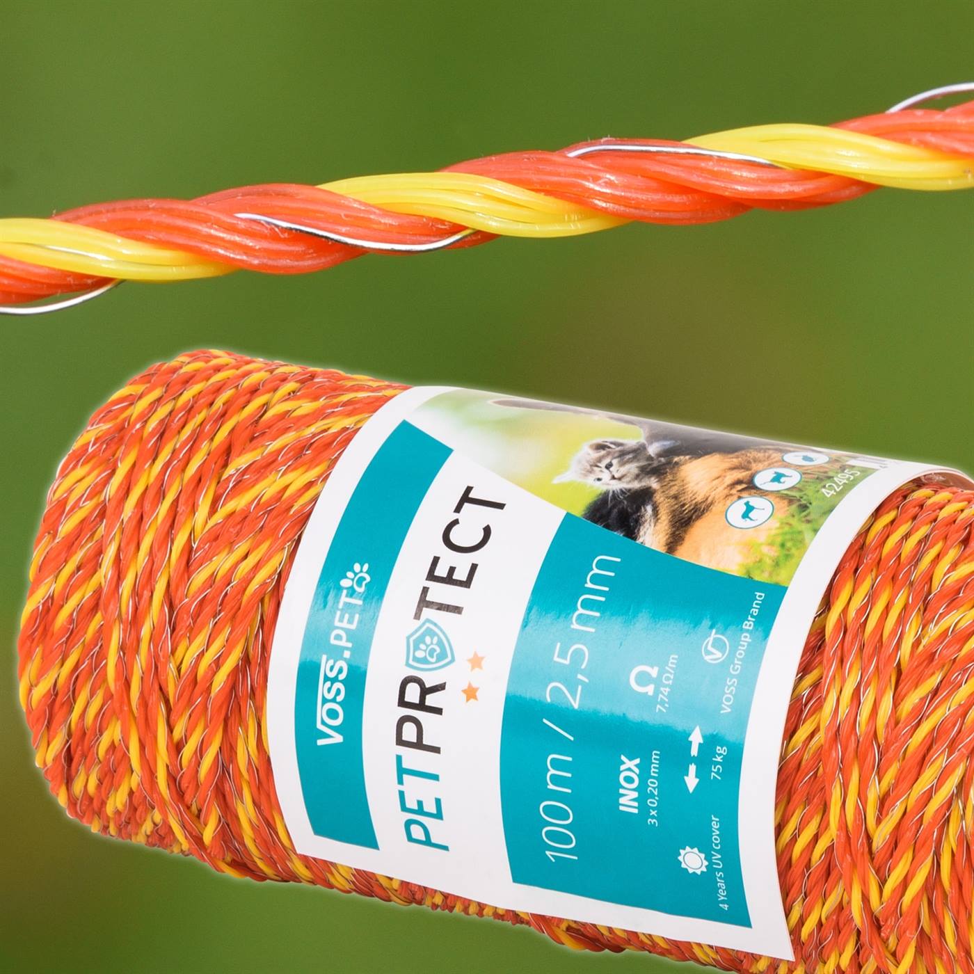 Eén vinger drukt op de aan/uit-schakelaar van het schrikdraadapparaat.