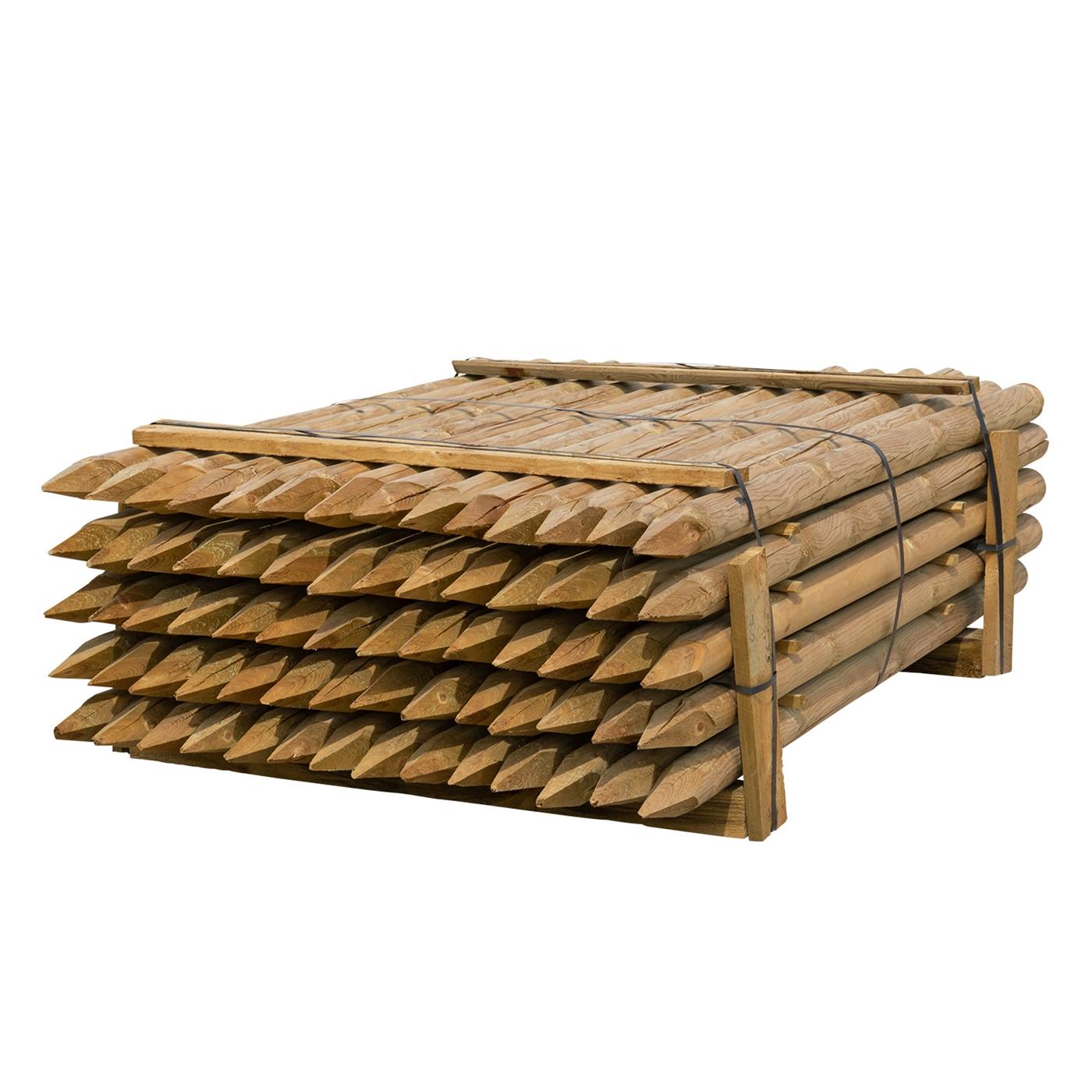 Ronde houten afrasteringspalen (geïmpregneerd, klasse 4) afgebeeld op een pallet, tegen een witte achtergrond.