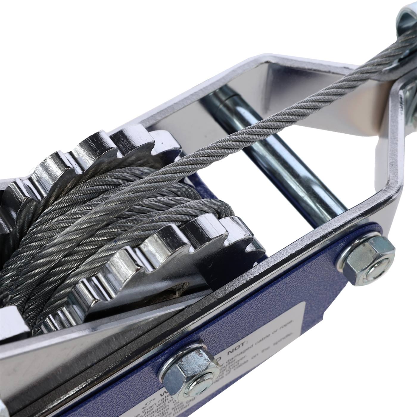 Close-up van de kabeltakel met ratel, 3 m, Ø 6 mm (1250/4000 kg), die de metalen constructie laat zien met een staalkabel die stevig rond de tandwielen en bouten is gewikkeld.