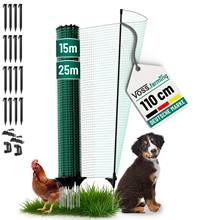 Een groene VOSS.farming klassieke afrasteringsrol van 15m (110cm hoog, 9 palen, 1 spike, geen elektriciteit) met een kip en een puppy ernaast; op het bord staat 110cm 15m.