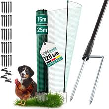 Afgebeeld is een klassieke groene omheining van 15 m van VOSS.farming (120 cm hoog, 9 palen, 2 spikes, geen elektriciteit) met een kip en een puppy ernaast.