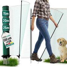 De VOSS.farming klassieke grensafscheiding met deur, 120cm, groen, zonder elektriciteit wordt getoond met palen, stokken en klemmen; een hond en een kip zijn op de voorgrond te zien.