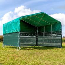 De SET VOSS.farming-paneeltent (3,60 x 3,00 m) van VOSS.farming is voorzien van een windscherm en een dakzeil en werd op een weide onder een gedeeltelijk bewolkte hemel opgezet.