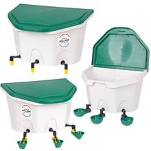 Drie afbeeldingen van de AviAqua-pluimveedrinkbak 8 l zonder vlotter (kippendrinkbak): witte kunststof behuizing, groene deksel, drie drinknippels en drie kleine groene bekertjes aan de onderkant. Op de voorkant is het etiket te zien. De afbeeldingen tonen het product zowel gesloten als geopend, zodat de binnenkant zichtbaar is.