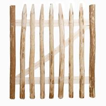 De VOSS.garden tuinpoort voor piketomheining, hazelnoot 100x100cm heeft rustieke, ongelijke verticale latten met een diagonale steunbalk; de latten staan 7-9 cm uit elkaar.