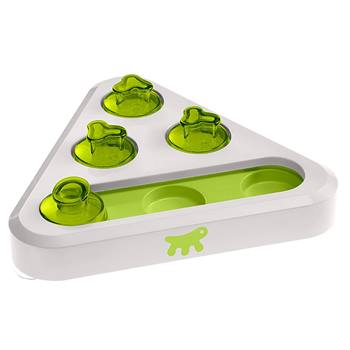 Het "TREA" intelligentiespeeltje voor honden en katten is een driehoekig, wit en groen activiteitenspeeltje met verschuifbare en verwijderbare deksels en een pootafdrukontwerp.