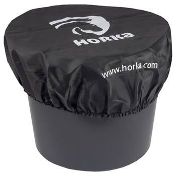 Zwarte elastische emmerhoes van Horka: Beschermt het voer in de ronde bak tegen vuil en vocht. Met HORKA-logo en www.horka.com op de beschermhoes.