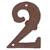 Een decoratief huisnummer in vintage stijl gemaakt van gietijzer, nummer 2 in bruin met twee kleine bevestigingsgaten.